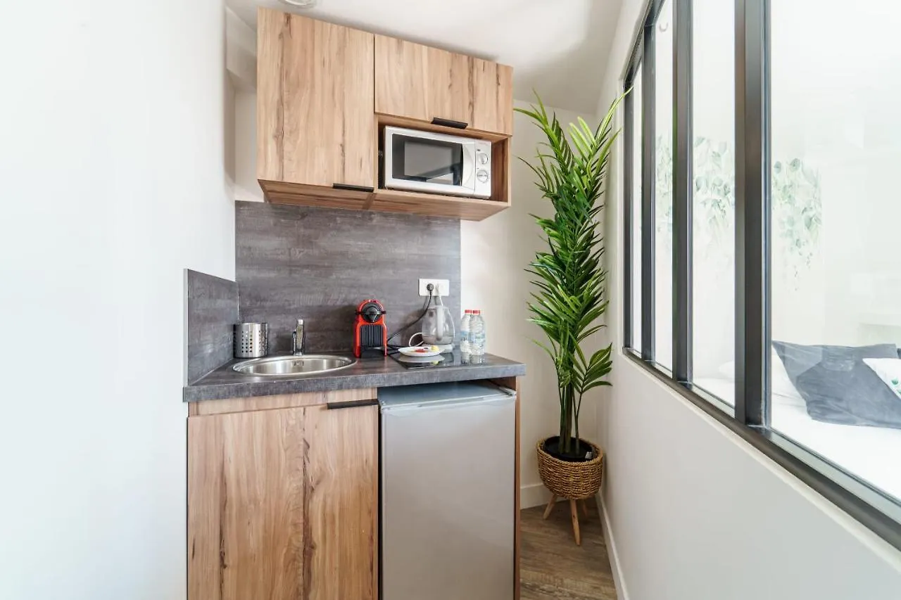 Parisian Flat With Eiffel Tower Viewアパートメント フランス