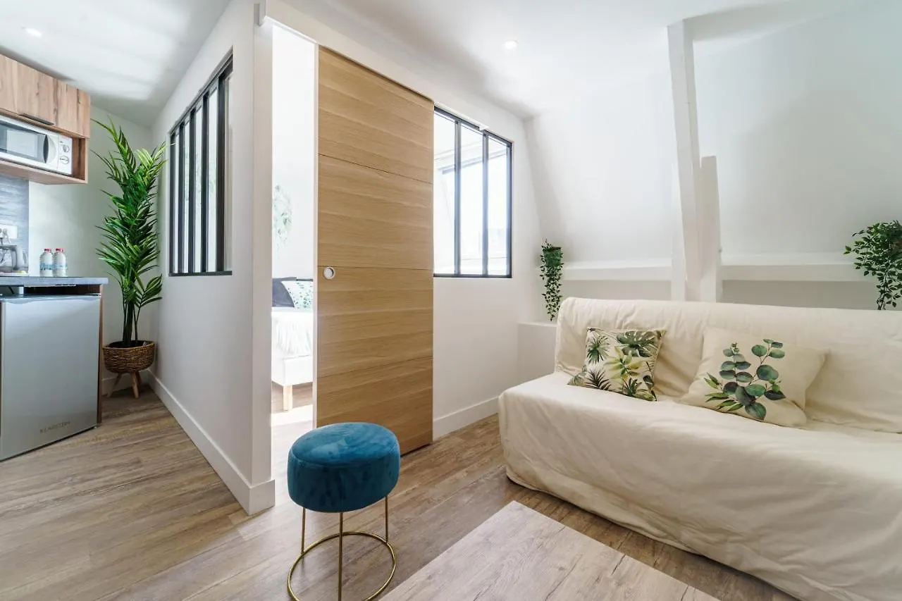 アパート Parisian Flat With Eiffel Tower Viewアパートメント フランス