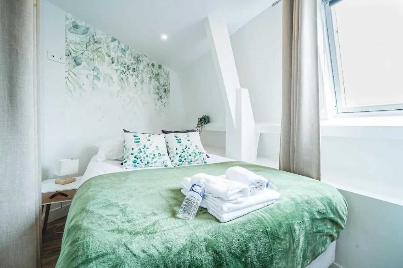 Parisian Flat With Eiffel Tower Viewアパートメント